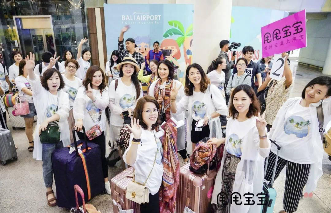 甩甩宝宝包下飞机，送百余位掌柜免费出国游